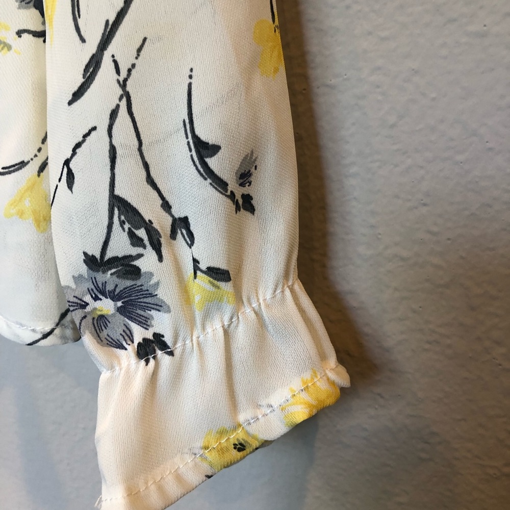 NWT Floral print, tie collar top (fits more like a M) - Picture 4 of 5